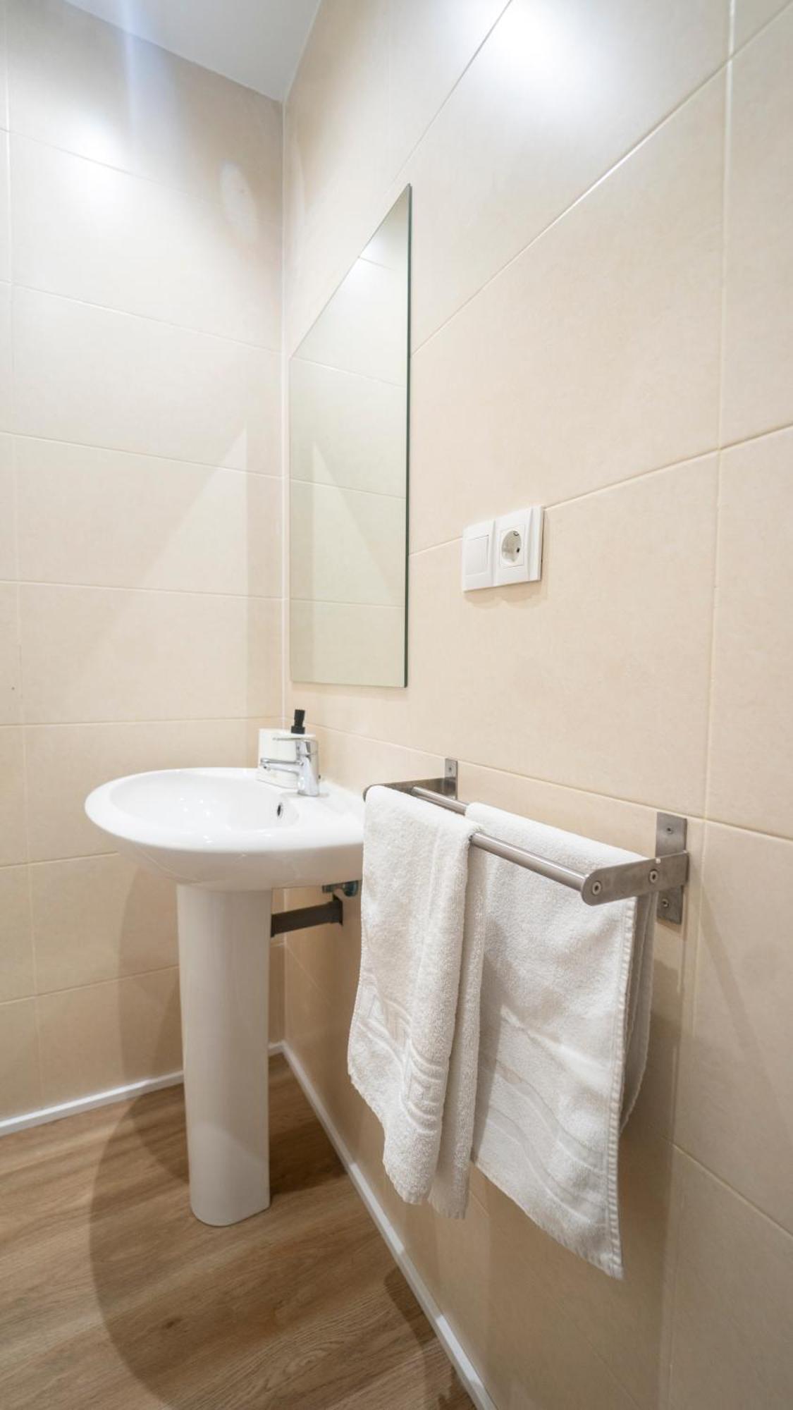 Apartamentos céntricos, parking, wifi y A/C Granada Kültér fotó