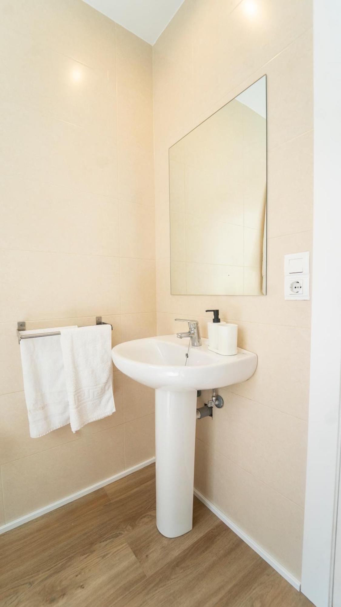 Apartamentos céntricos, parking, wifi y A/C Granada Kültér fotó