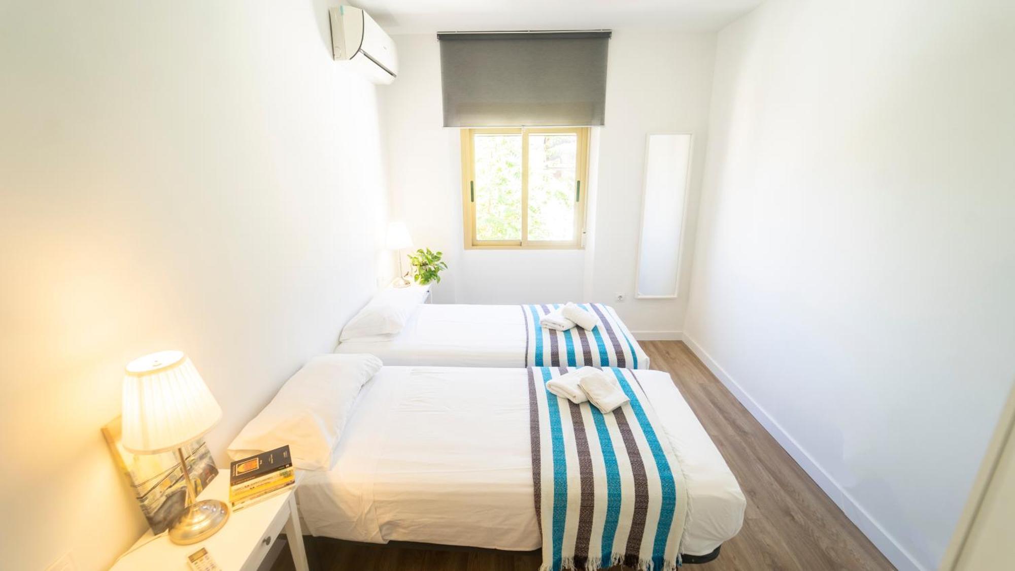 Apartamentos céntricos, parking, wifi y A/C Granada Kültér fotó