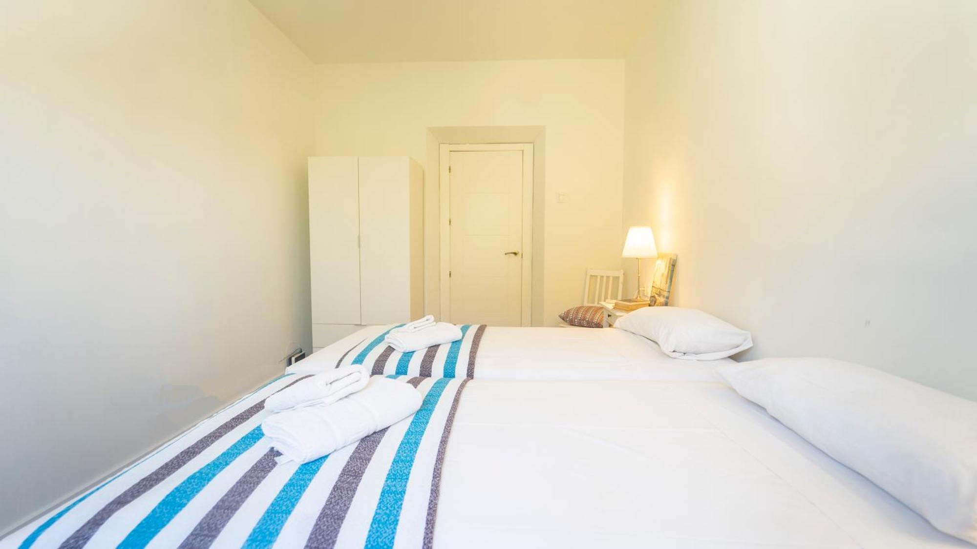 Apartamentos céntricos, parking, wifi y A/C Granada Kültér fotó