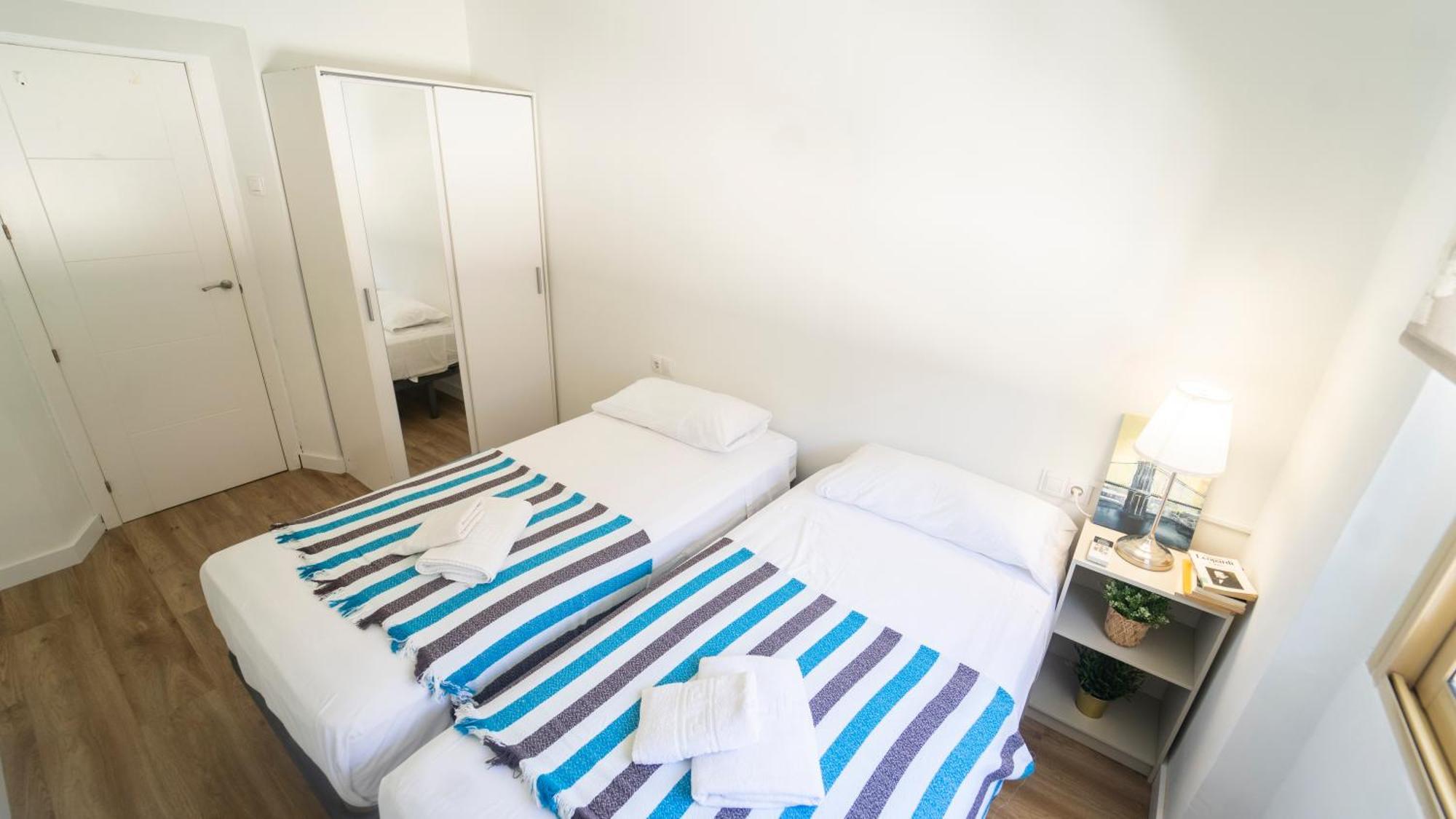 Apartamentos céntricos, parking, wifi y A/C Granada Kültér fotó