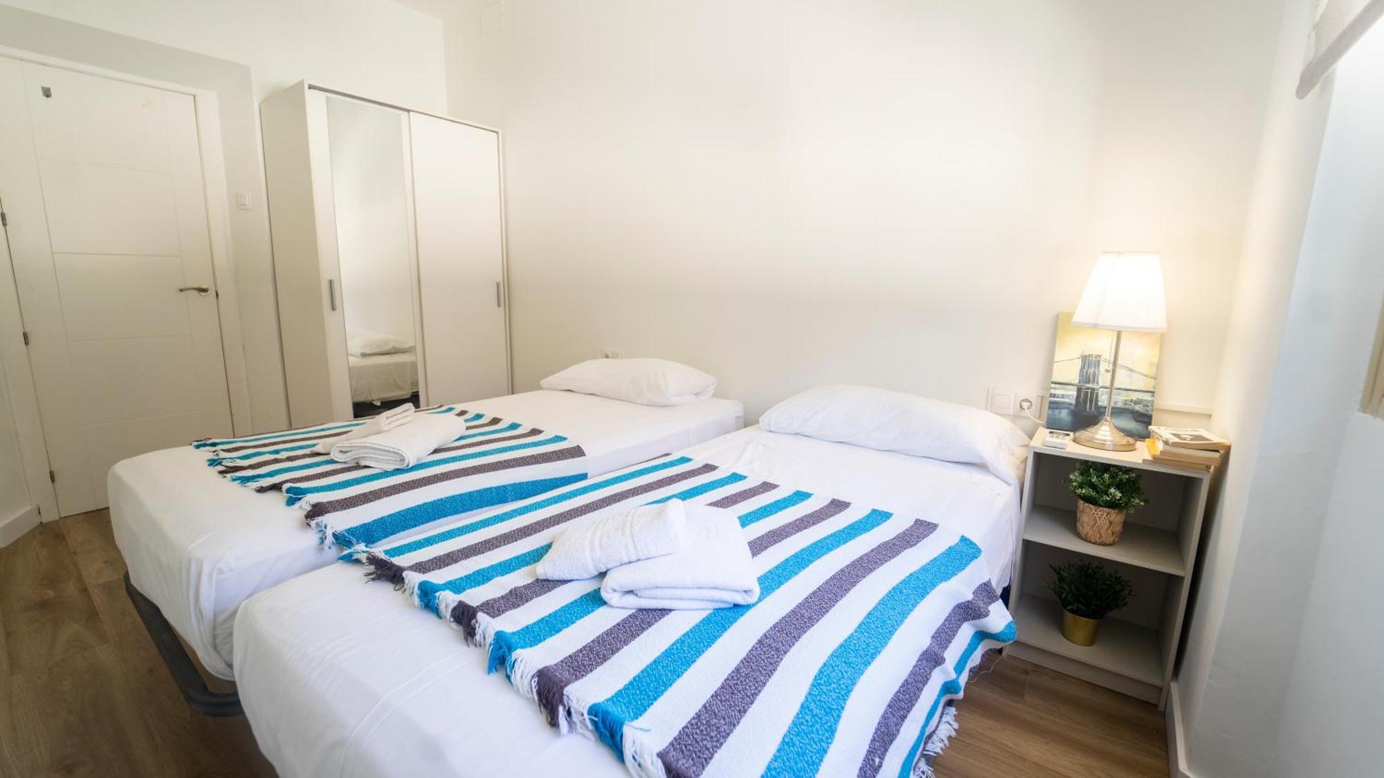 Apartamentos céntricos, parking, wifi y A/C Granada Kültér fotó