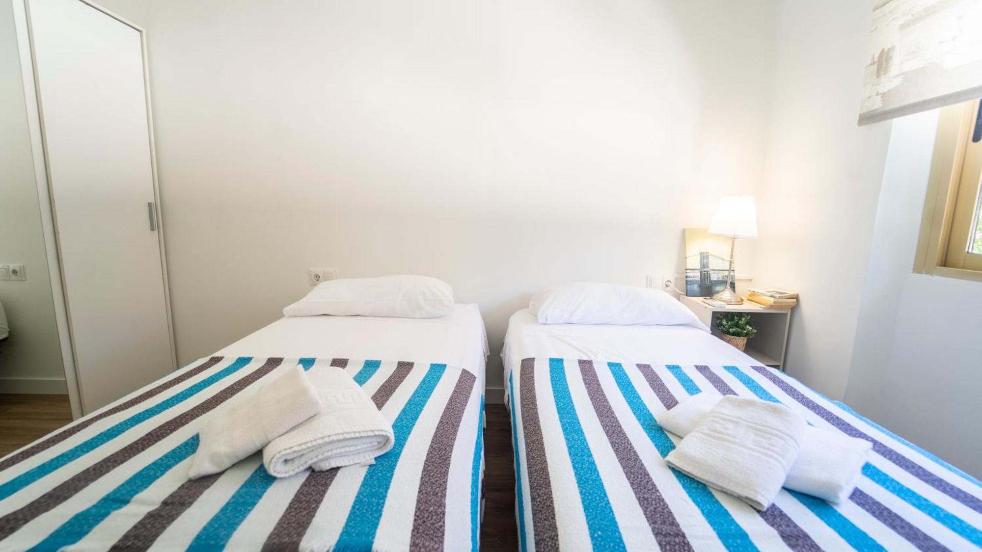 Apartamentos céntricos, parking, wifi y A/C Granada Kültér fotó